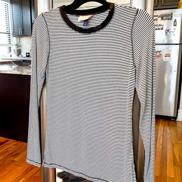 Universal Threads Long Sleeve Tee - Picture 3 of 5